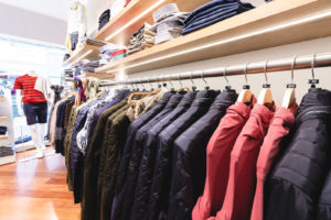 Marken Jacken und Westen auf einem Kleiderbügel