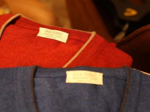 Pullover in den Farben Rot und Blau