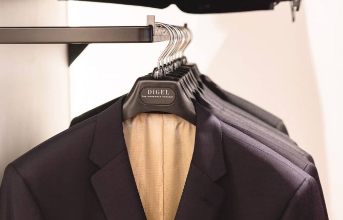 Digel bei Stietzel Mode für Männer Digel Anzüge auf einem Kleiderbügel