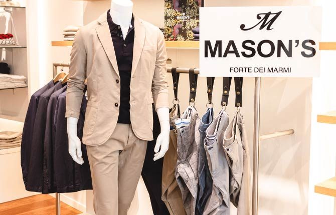 Cremeweiße Suit und hängende Hosen von Masons
