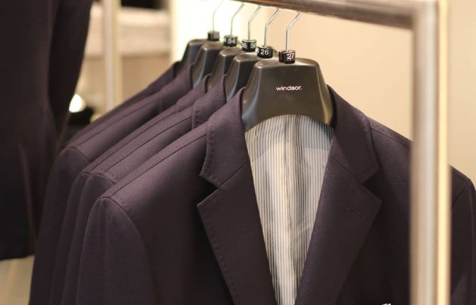 Windsor bei Stietzel Mode für Männer Windsor Anzüge auf einem Kleiderbügel